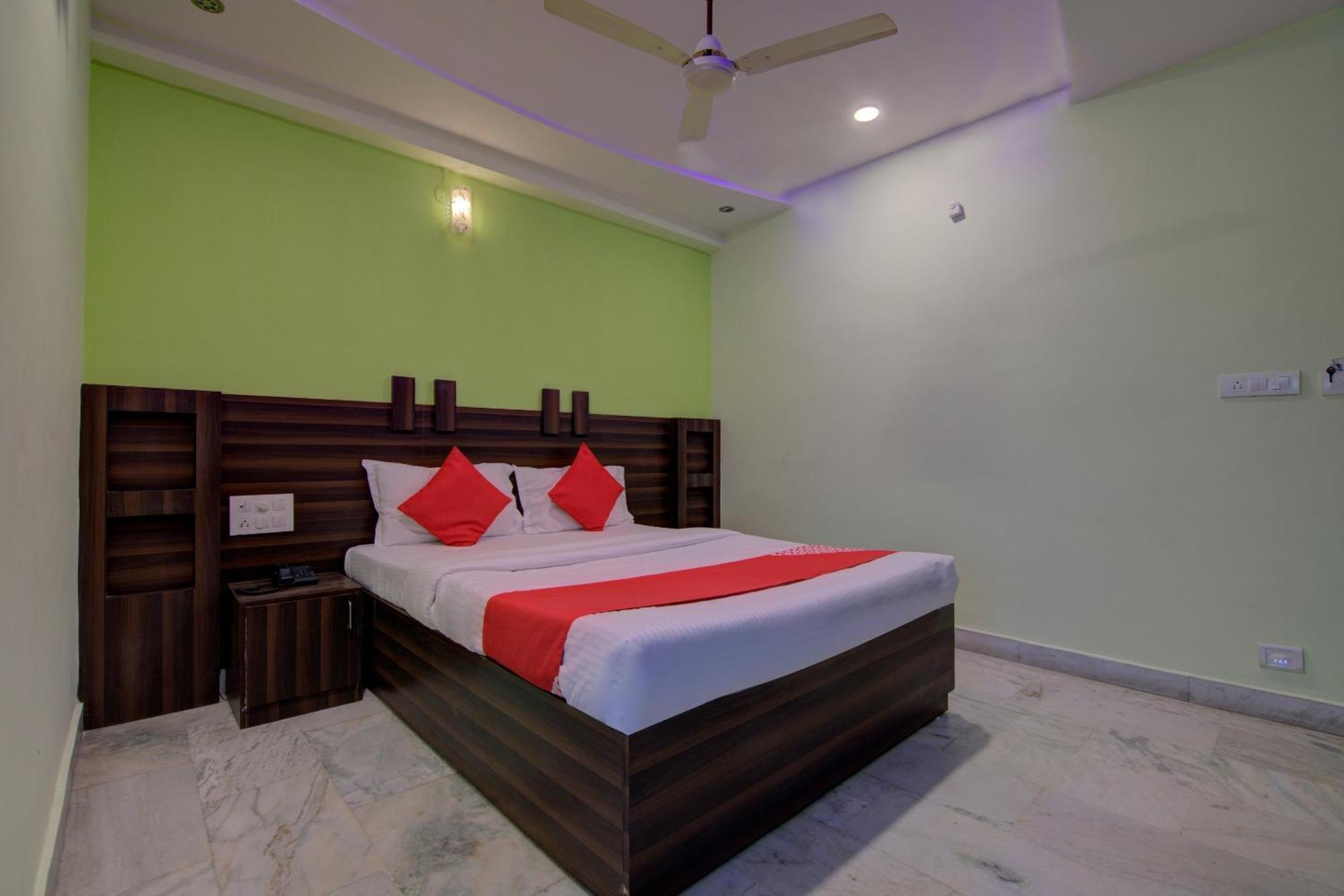 Oyo Tapasya Convention Hotel Pedda Waltair Exterior photo