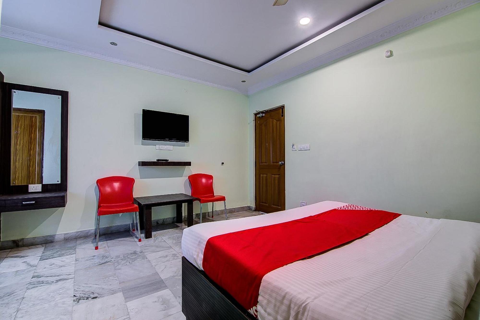 Oyo Tapasya Convention Hotel Pedda Waltair Exterior photo